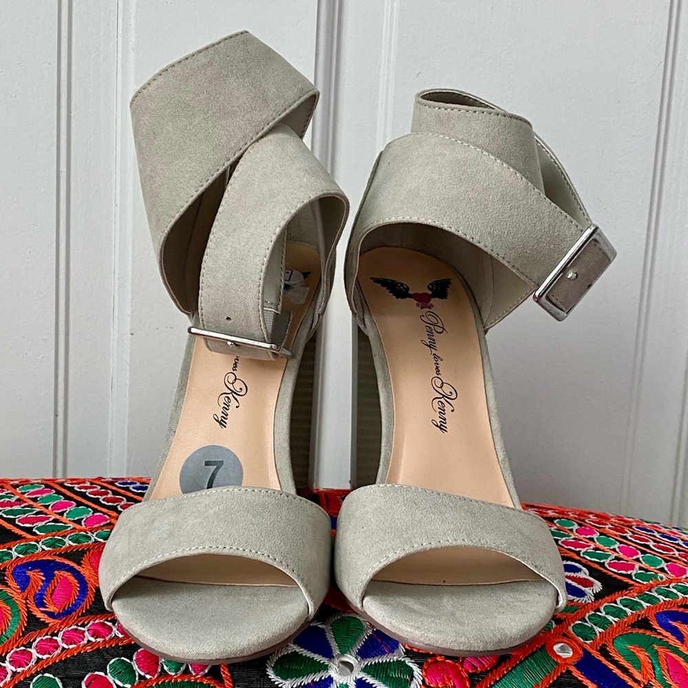Penny Loves Kenny Grey suede pumps size 7 1/2